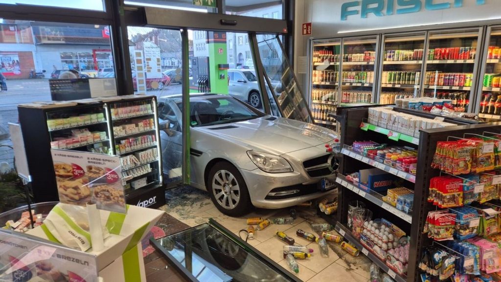 Kurioser Unfall: Frau fährt mit Auto in Verkaufsraum von Tankstelle
