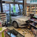 Kurioser Unfall: Frau fährt mit Auto in Verkaufsraum von Tankstelle