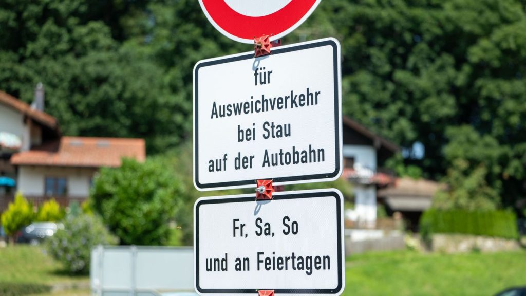 Verkehr: Bisher nur wenige Schleichweg-Verbote bei Stau in Bayern