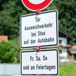 Verkehr: Bisher nur wenige Schleichweg-Verbote bei Stau in Bayern