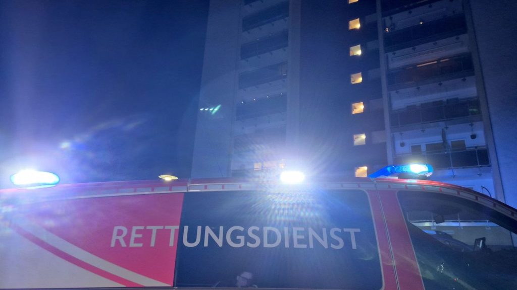 Feuerwehreinsatz: Drei Verletzte nach Verpuffung in Mehrfamilienhaus