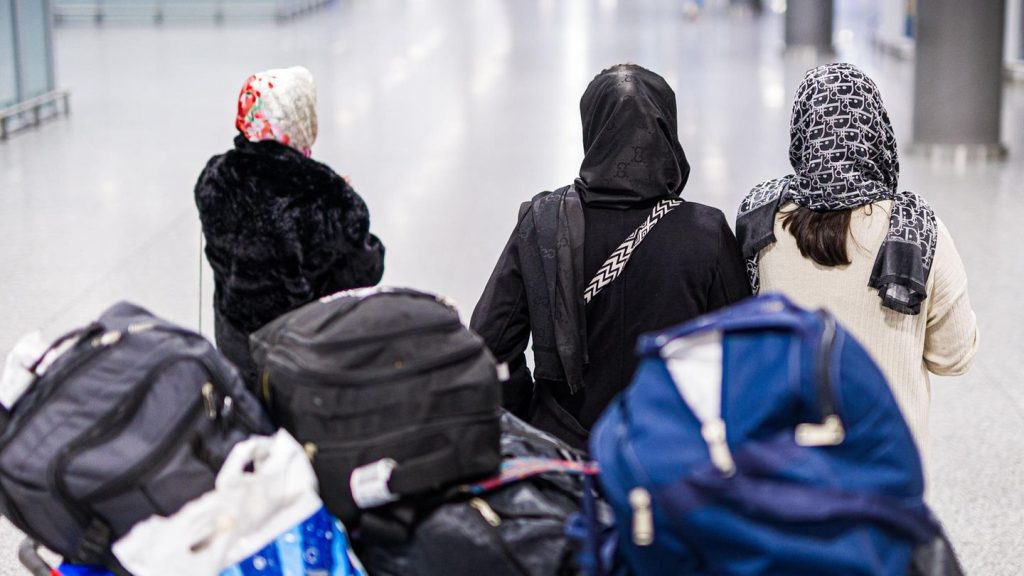 Bundesaufnahmeprogramm: Flugzeug mit 14 Afghanen landet in Hannover