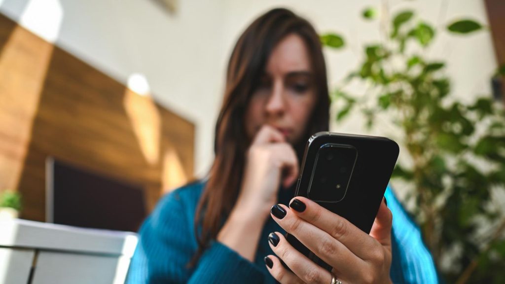 Warnsignal: Grüner Punkt im Smartphone-Display – darum müssen Sie nun aufpassen