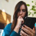 Warnsignal: Grüner Punkt im Smartphone-Display – darum müssen Sie nun aufpassen