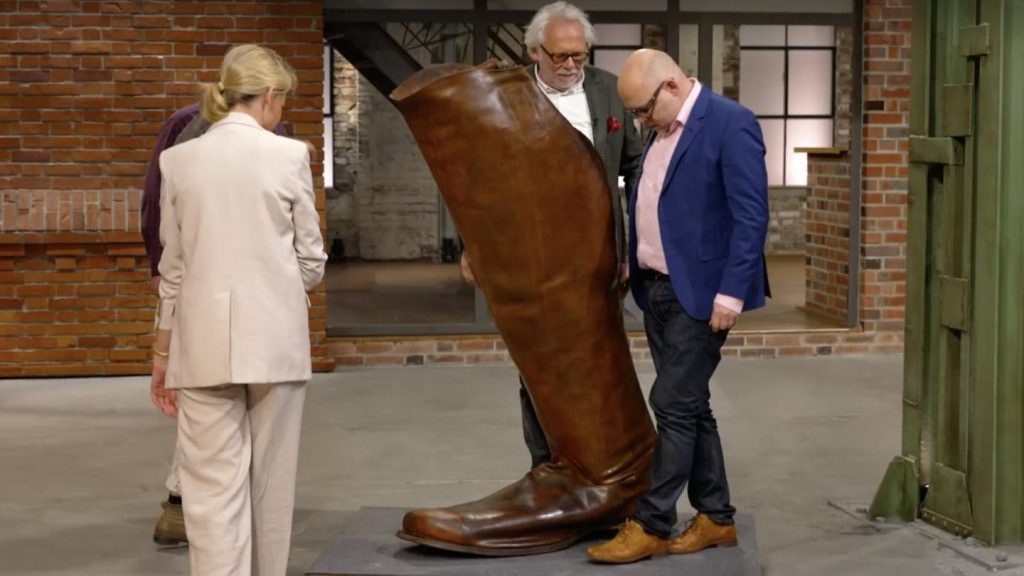 "Bares für Rares": Riesiger Auftritt: Lederstiefel sorgt für Kalauer und hohe Gebote