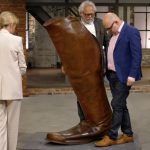 "Bares für Rares": Riesiger Auftritt: Lederstiefel sorgt für Kalauer und hohe Gebote