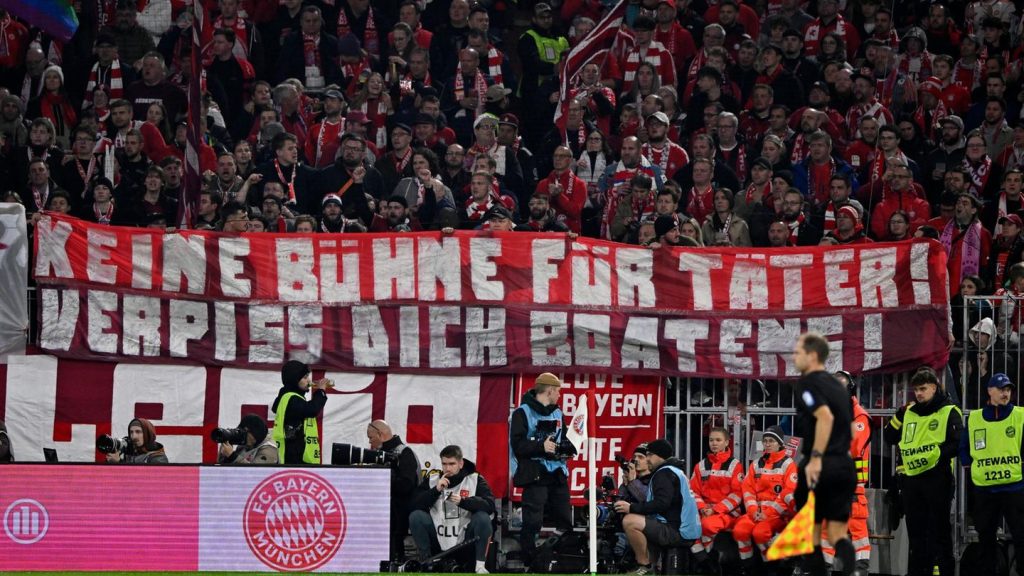 Beim Topspiel gegen den BVB: "Verpiss dich, Boateng!" – Bayern-Fans protestieren gegen Trainer-Hospitanz
