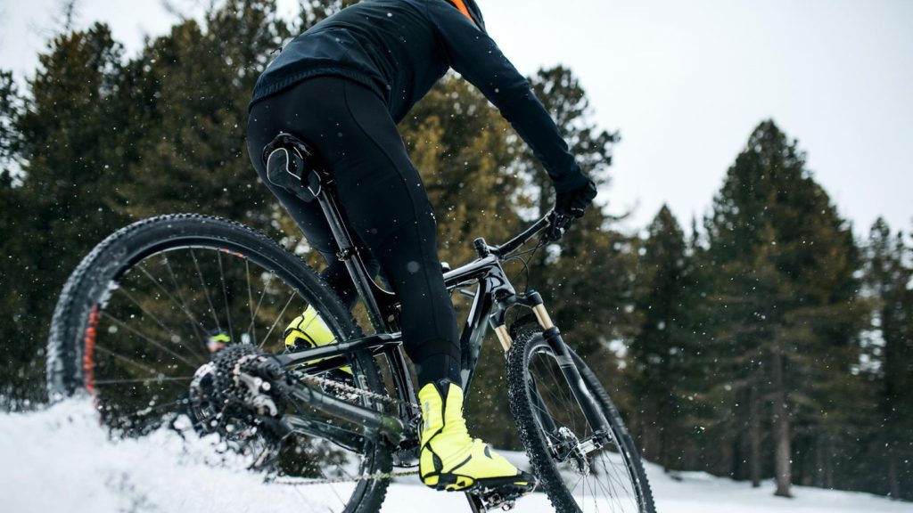 Biken im Winter: Vom Scheitel bis zum kleinen Zeh: Fahrradbekleidung für Frierkatzen