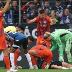 Zweite Bundesliga: Schalker Abwehrchef Nikola Katic hilft bewusstlosem Gegenspieler