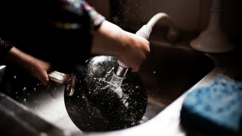 Putztipps: Gusseisenpfannen reinigen: So bewahren Sie die Patina und beugen Rost vor