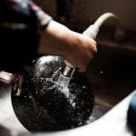 Putztipps: Gusseisenpfannen reinigen: So bewahren Sie die Patina und beugen Rost vor