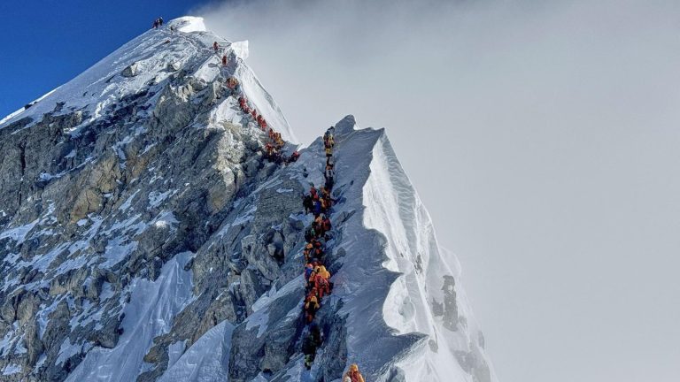 Höchster Gipfel der Welt: Mindestens 350 Touristen nach Schneesturm von Mount Everest gerettet