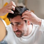 LED-Helm & Co.: Kann Rotlicht gegen Haarausfall helfen? Eine Expertin klärt auf