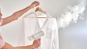 Dampfbürste: Nie mehr bügeln: Handlicher Steamer von Tefal mit 64 % Rabatt
