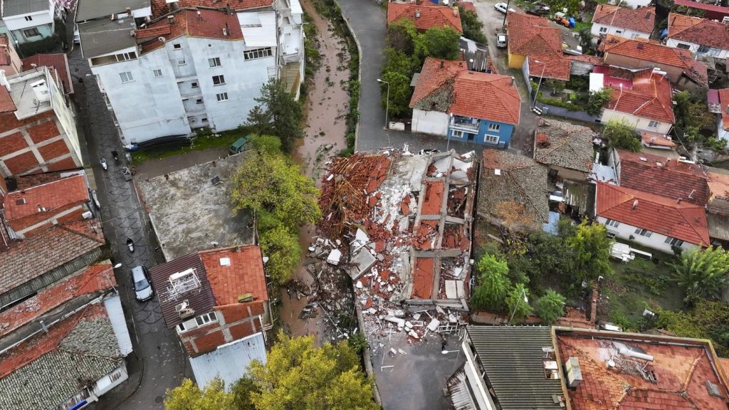 Westen des Landes: Schweres Erdbeben und Nachbeben erschüttern die Türkei