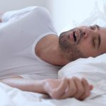Nachtruhe: Erholsamer Schlaf: Das sollen Anti-Schnarch-Kissen, Schnarchring und Co. bewirken