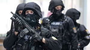 Großeinsatz von Polizei: Nach Knallgeräuschen: Polizei gibt Entwarnung in Frankfurt