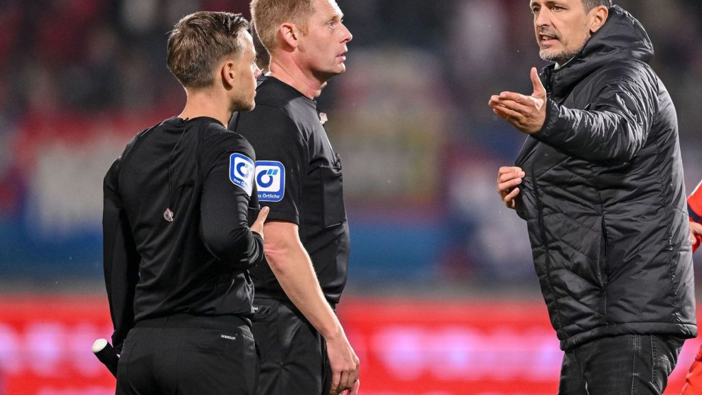 Fußball-Bundesliga: Toppmöller schimpft über Referee: "Nicht hinnehmbar"