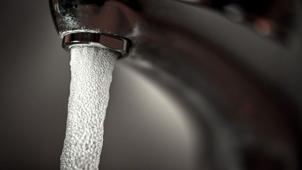 Gesundheit: Trinkwasser in Wiesbaden muss weiterhin abgekocht werden