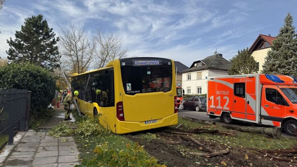 Unfälle: BVG-Bus kommt von Straße ab - Vier Verletzte