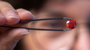 Bestattung: Über den Tod hinaus: Wenn aus Asche ein Gedenkdiamant wird