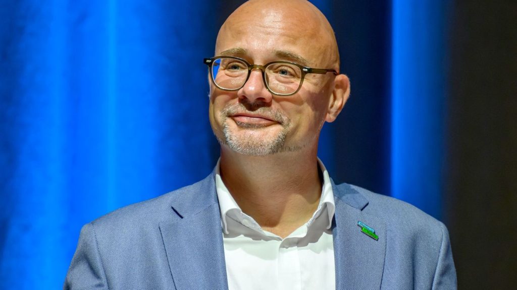 Amtseinführung: Frankfurts neuer OB will Wirtschaft der Stadt ankurbeln