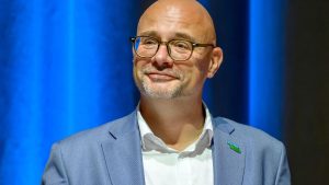 Amtseinführung: Frankfurts neuer OB will Wirtschaft der Stadt ankurbeln