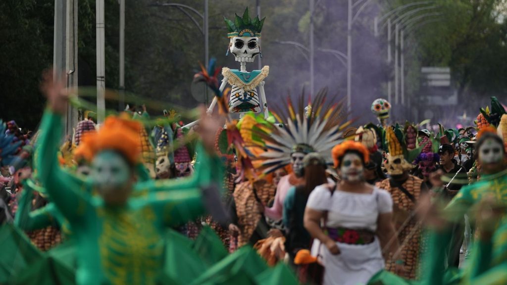 Farbenfroher Umzug: Tag der Toten: 1,5 Millionen Menschen bei Parade in Mexiko