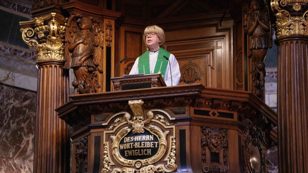 Mullally ist keine Unbekannte: Predigt auf Englisch - Domgemeinde hat Besuch aus London