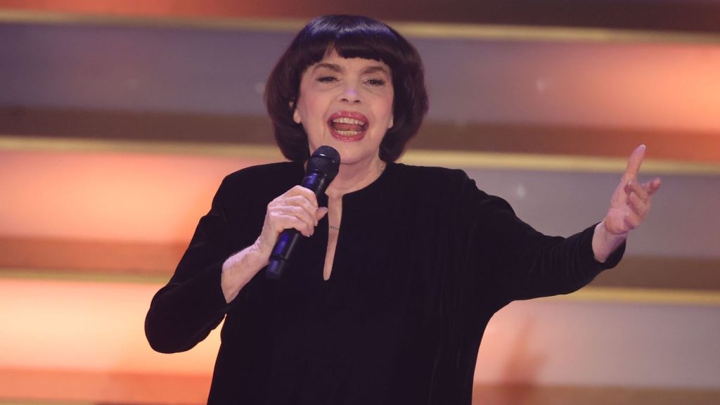 Frankreich: Mireille Mathieu: Chanel-Hut und Sonnenschutz gegen die Zeit