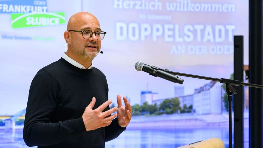 Nach Stichwahlsieg: Frankfurts neuer parteiloser OB tritt Posten an