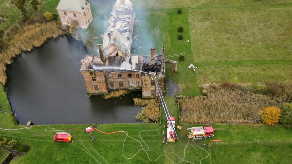 Brand zerstört historisches Kloster in Nordfrankreich