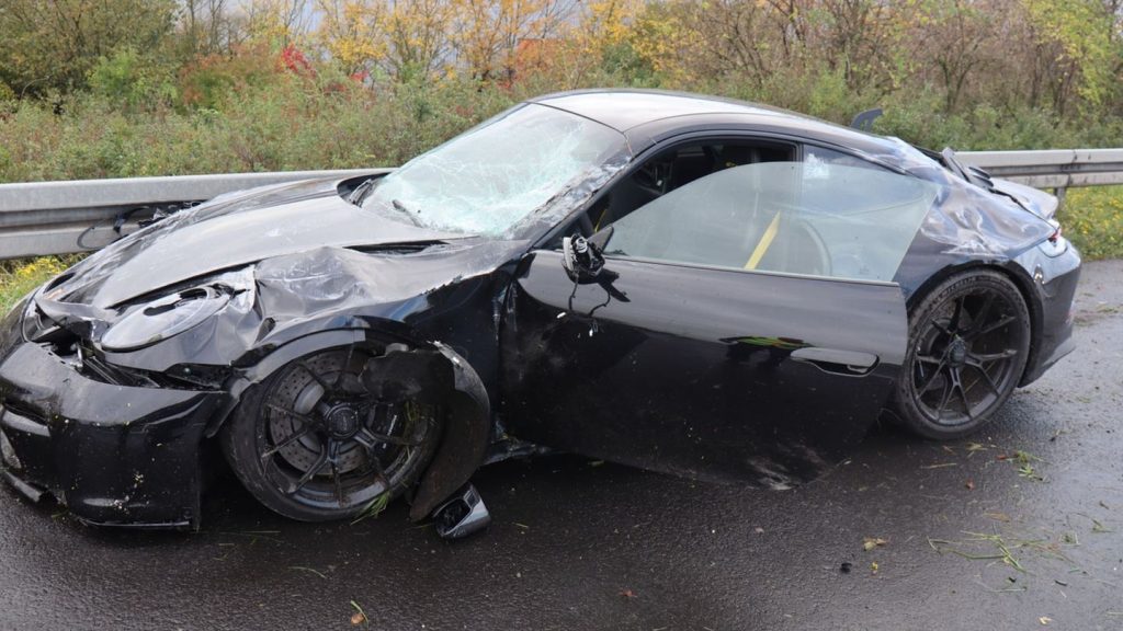 Unfälle: Porsche kracht auf A61 gegen Leitplanke – Totalschaden
