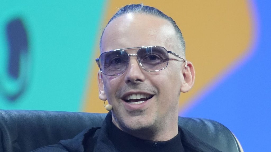 Leute: Heiratsantrag vor Privatjet - Rapper RAF Camora ist verlobt