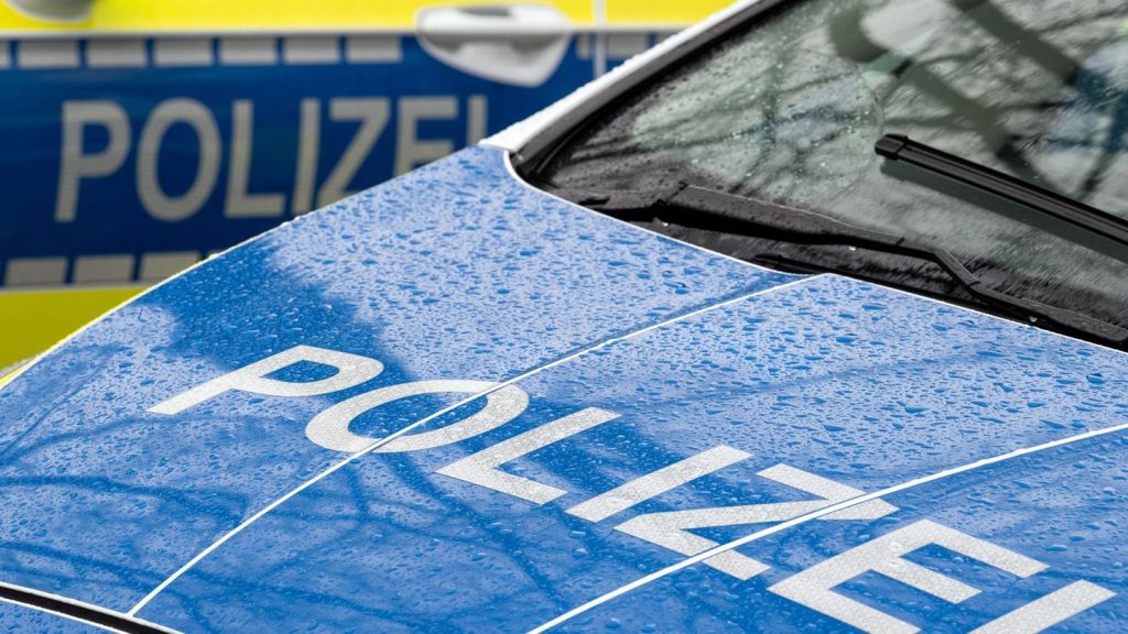 Unfall in Tiefgarage: 90-Jähriger durchbricht Betonwand – Auto hängt über Schacht