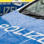 Unfall in Tiefgarage: 90-Jähriger durchbricht Betonwand – Auto hängt über Schacht