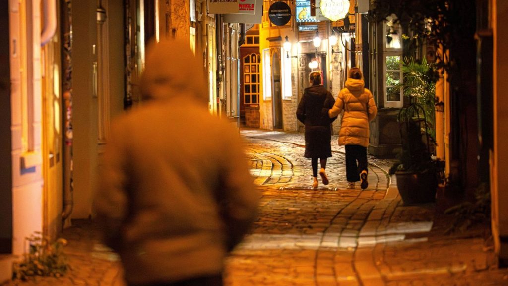 Nach "Stadtbild"-Debatte: Wie sicher fühlen sich Frauen nachts auf dem Heimweg?