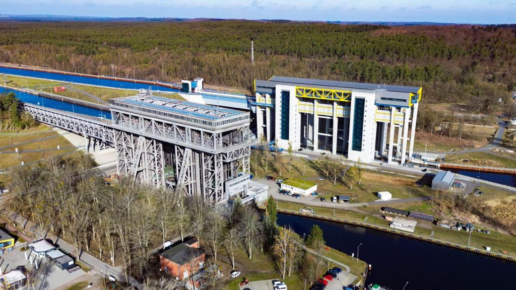 Schiffshebewerke Niederfinow: 100-Meter-Spezialschiff gleitet durch neues Hebewerk