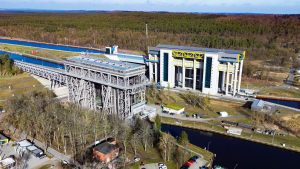 Schiffshebewerke Niederfinow: 100-Meter-Spezialschiff gleitet durch neues Hebewerk