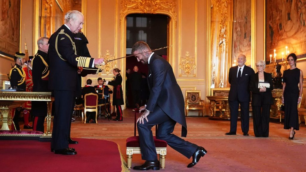 Großbritannien: König ehrt Beckham im Schloss: Erhebt Euch, Sir David!