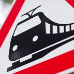 Passagiere unverletzt: Zug erfasst Auto bei Mücheln – Fahrer schwer verletzt