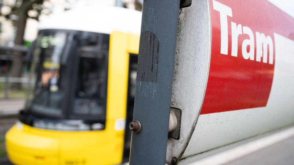 Unfall: Tram erfasst Radfahrer in Hellersdorf
