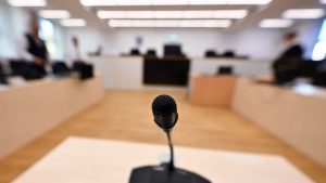 Prozesse: Versuchter Mord mit Axt – Mann schweigt beim Prozessauftakt