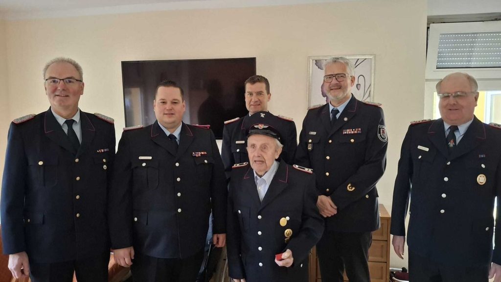 80-jähriges Jubiläum: 95-Jähriger für 80 Jahre Feuerwehrdienst geehrt