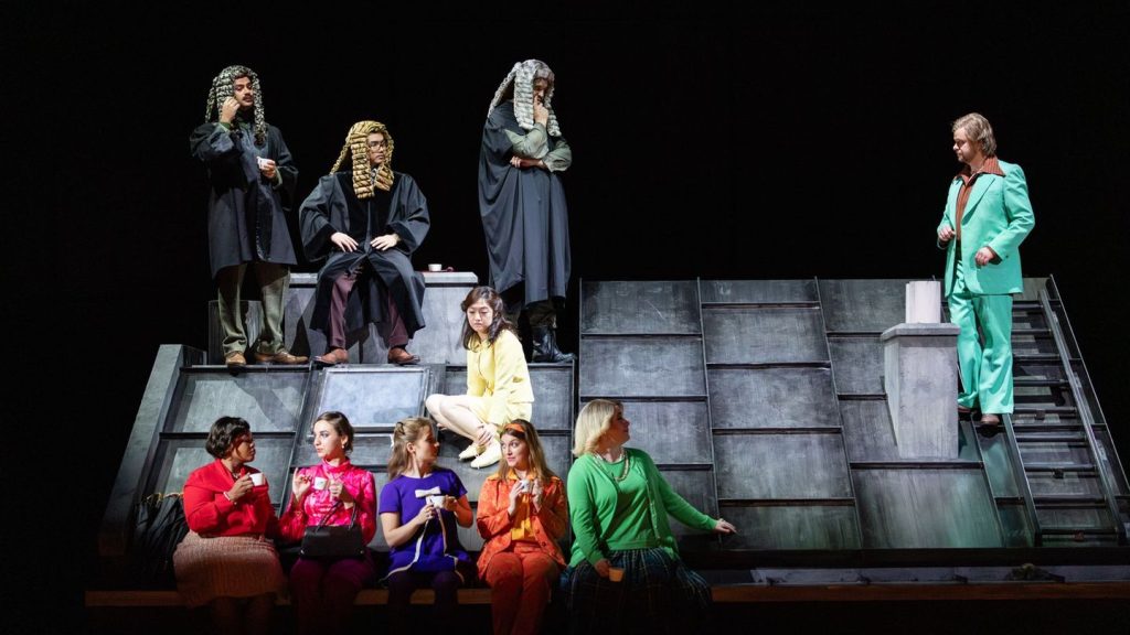 Münchner Opernpremiere: "Die Englische Katze" auf dem heißen Blechdach