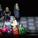 Münchner Opernpremiere: "Die Englische Katze" auf dem heißen Blechdach