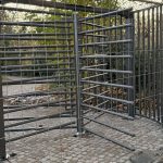 Umstrittener Zaunbau: Görlitzer Park mit erstem Eingangstor und Zaunstück