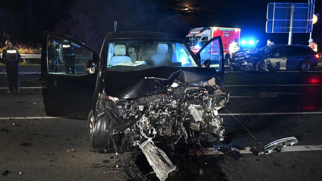 Acht Verletzte: Acht Verletzte bei Autounfall - Schwangere in Lebensgefahr