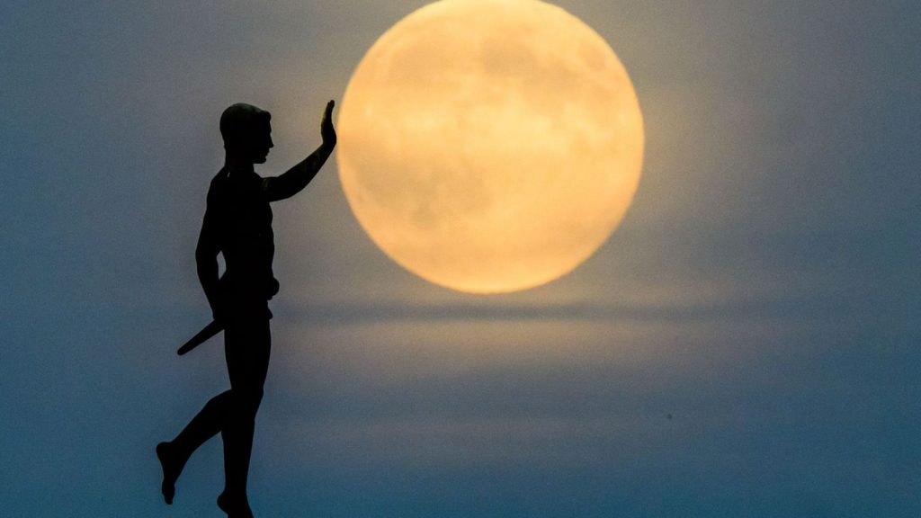 Besonderer Anblick: Supermond leuchtet am Himmel – DWD: gute Sicht fast überall