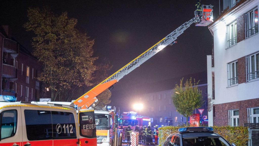 Feuerwehreinsatz: Feuer in Hamburger Pflegeheim - eine Person in Lebensgefahr